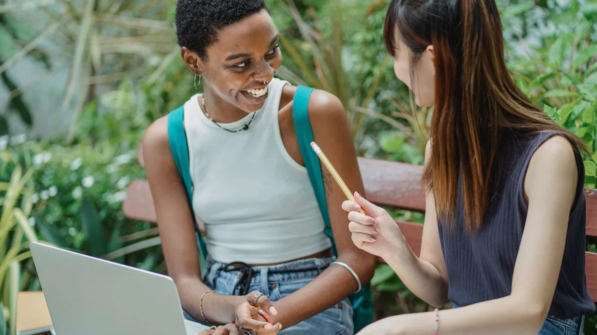 Étudiants se félicitant lors d'une session d'apprentissage - illustration de l'article Formation en thérapie holistique, c'est quoi ?