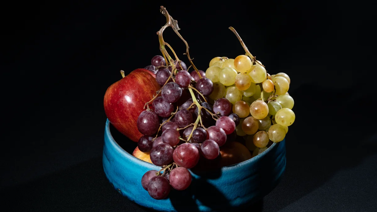 Coupe de fruits frais et colorés - illustration de l'article Les effets miracles du jeûne intermittent, le soir !