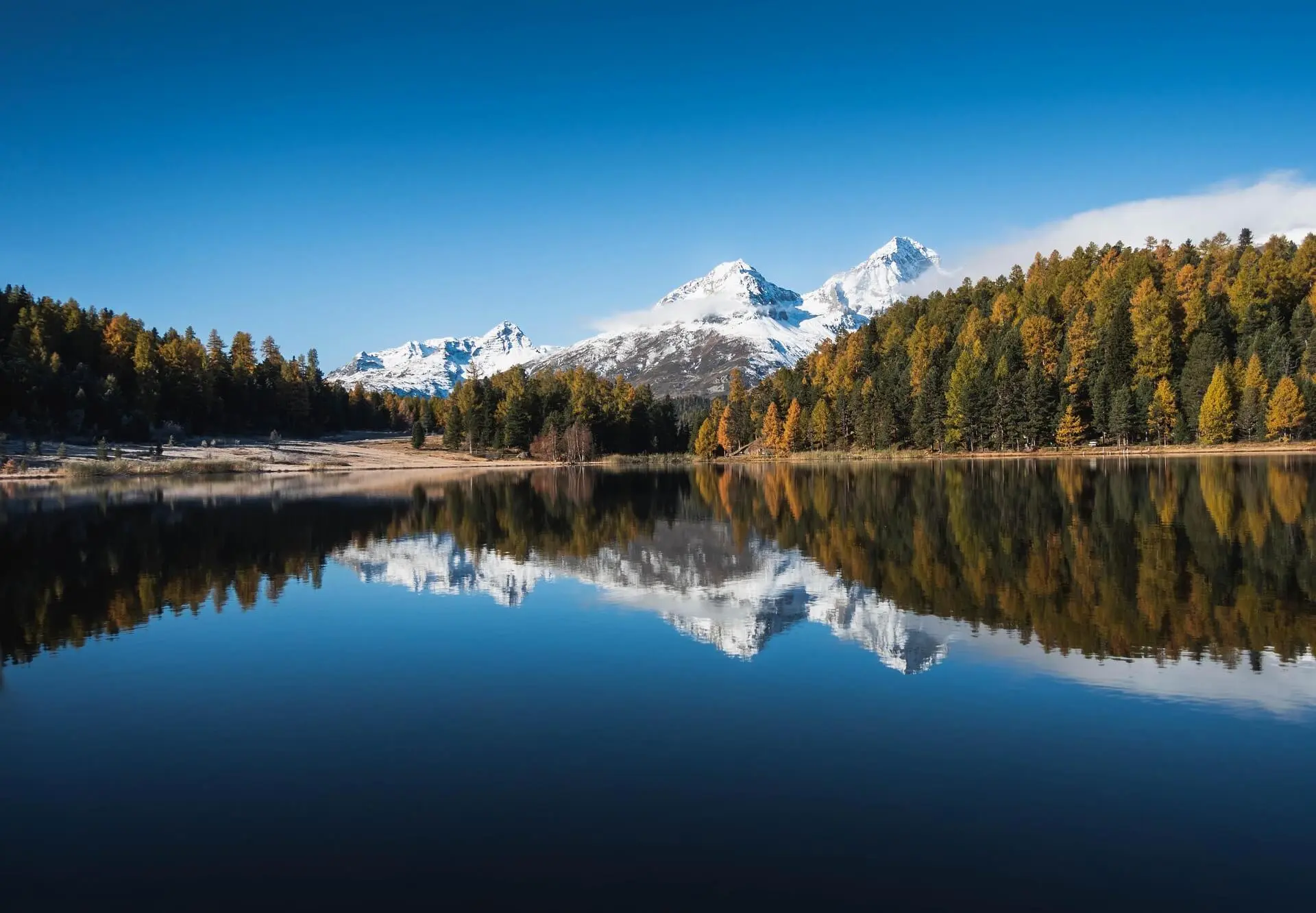 Paysage naturel de lac et de montagnes évoquant le chemin intérieur de Frédéric Deltour